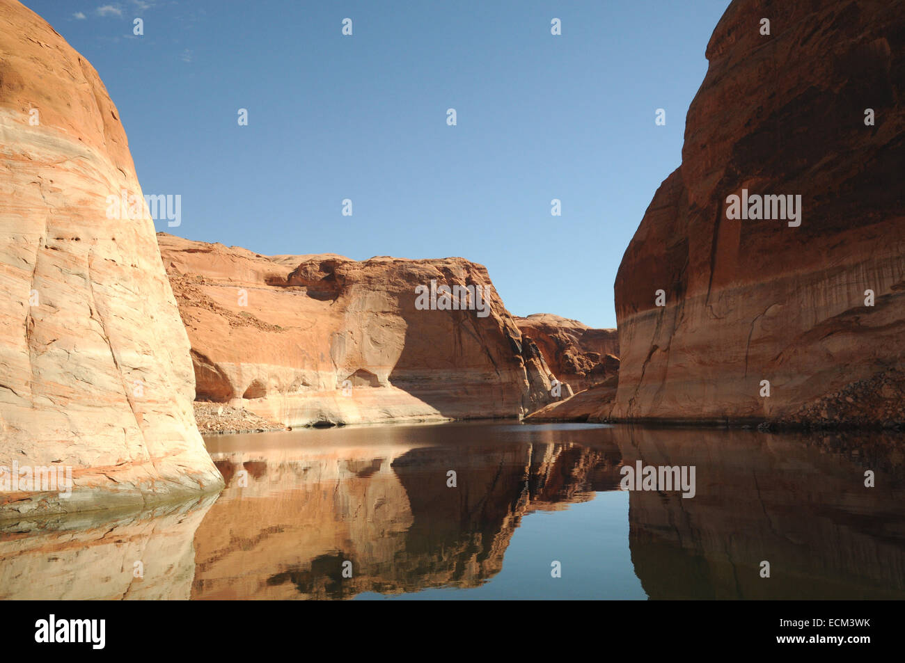 Die riesige Sandsteinmauern umschließt Lake Powell in Utah und Arizona Wüste, die durch eine niedrige Herbstsonne verbessert. Stockfoto
