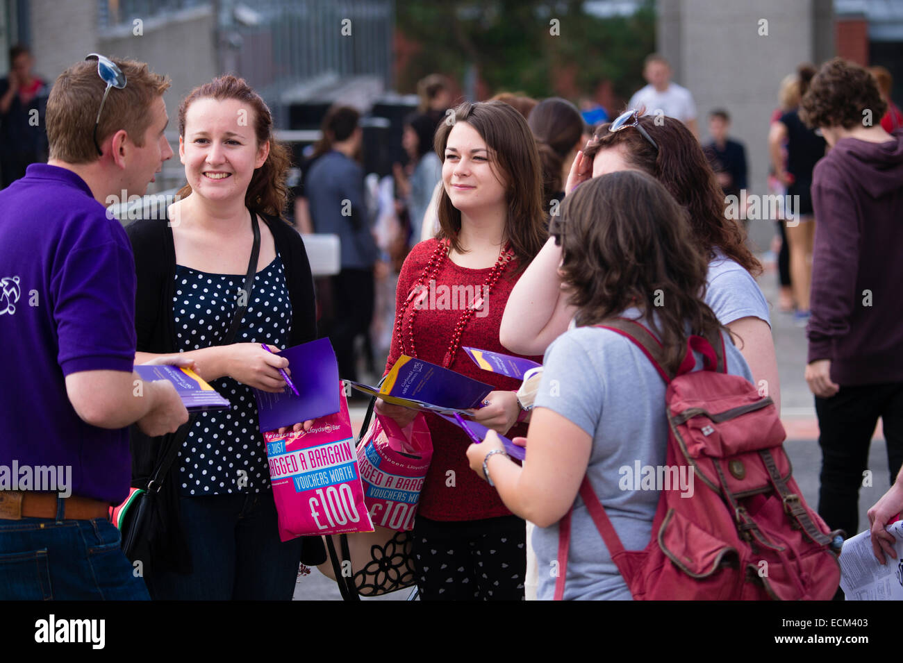 Higher Education Freshers Woche: Bachelor Erstsemester auf dem Campus an der Aberystwyth University zu Beginn des akademischen Jahres UK Stockfoto