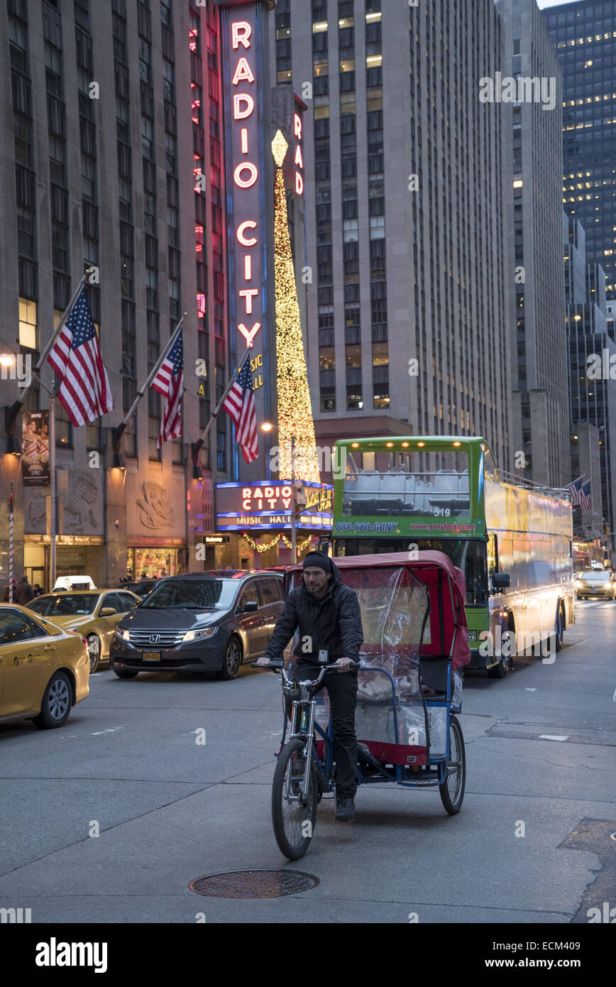 Rikscha-Fahrer entlang 6th Ave in der Nähe von Radio City Music Hall in Manhattan, NYC. Stockfoto