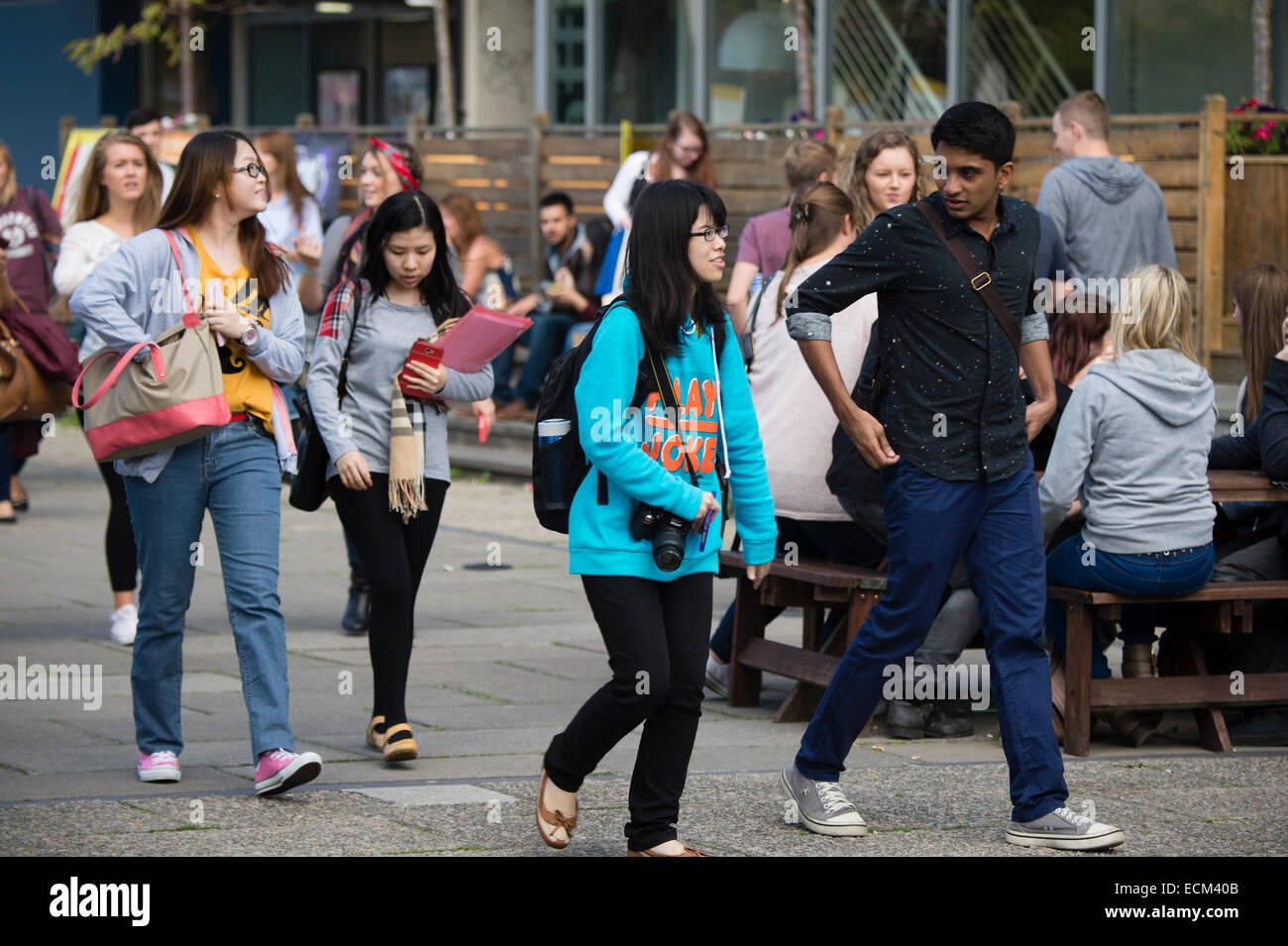 Hochschulbildung: Erste Jahr Studierende ausländischer (asiatische Überseechinesen) Studenten auf dem Campus an der Aberystwyth University zu Beginn des akademischen Jahres UK Stockfoto