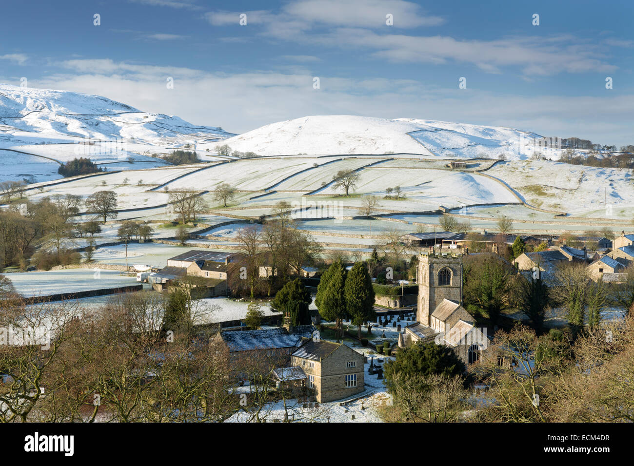 Burnsall und des Flusses Wharfe im unteren Wharfedale mitten im Winter. Stockfoto