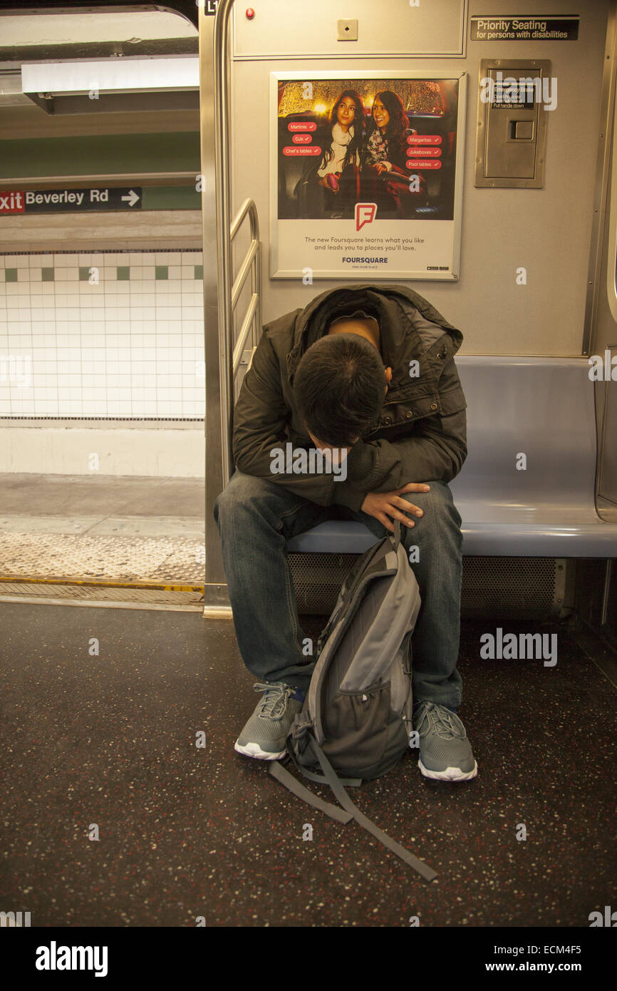 Müde Schüler Reiten eine u-Bahn nach der Schule in Brooklyn, New York. Stockfoto