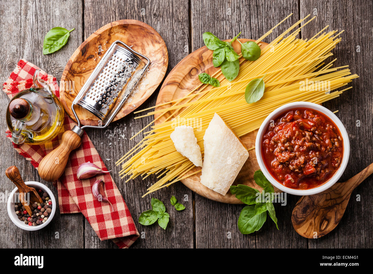 Zutaten für Spaghetti Bolognese auf grauem Hintergrund aus Holz Stockfoto