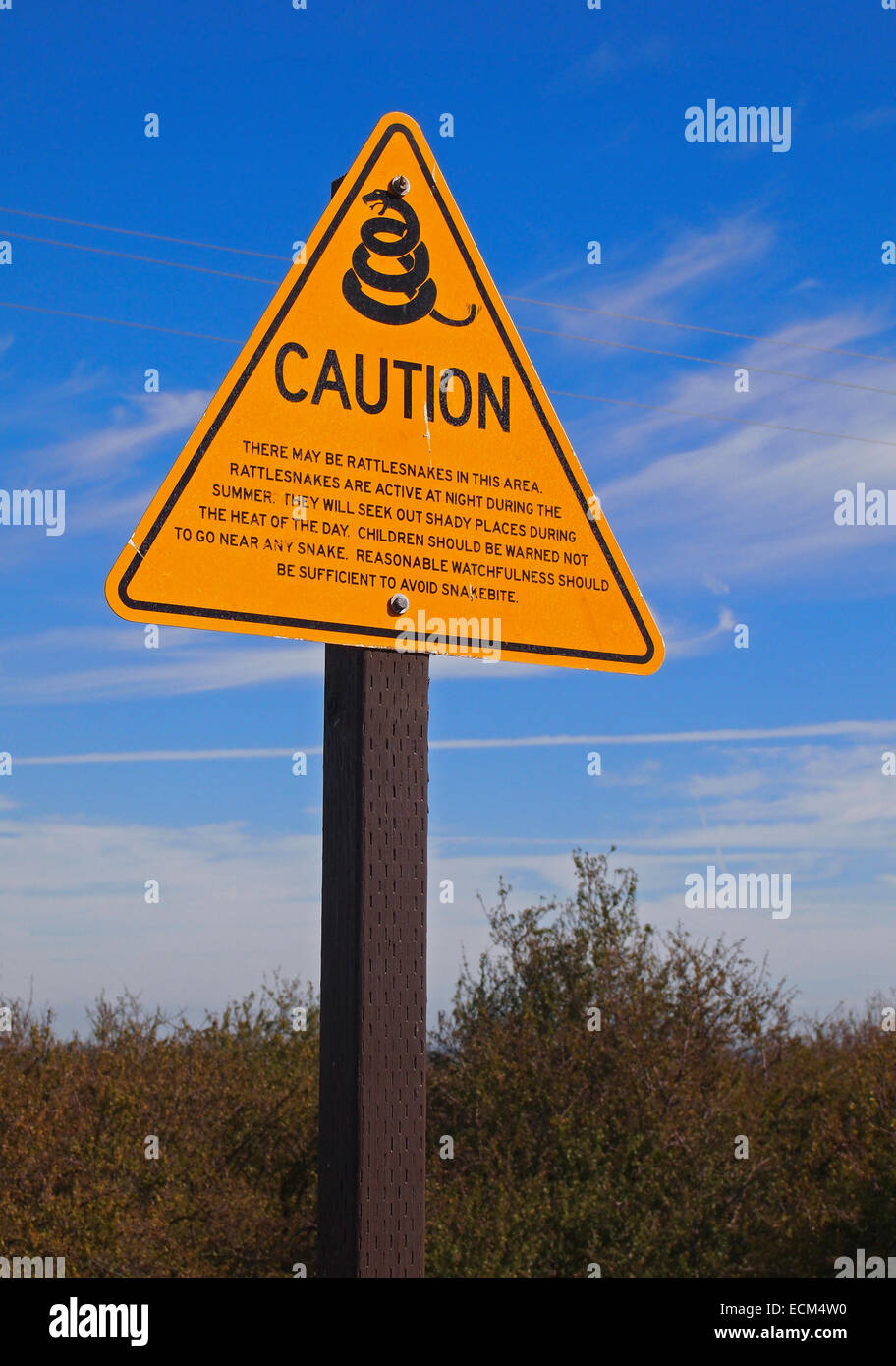 Klapperschlange Vorsicht Zeichen auf einem Rastplatz auf der Interstate 5 in Kalifornien, Stockfoto