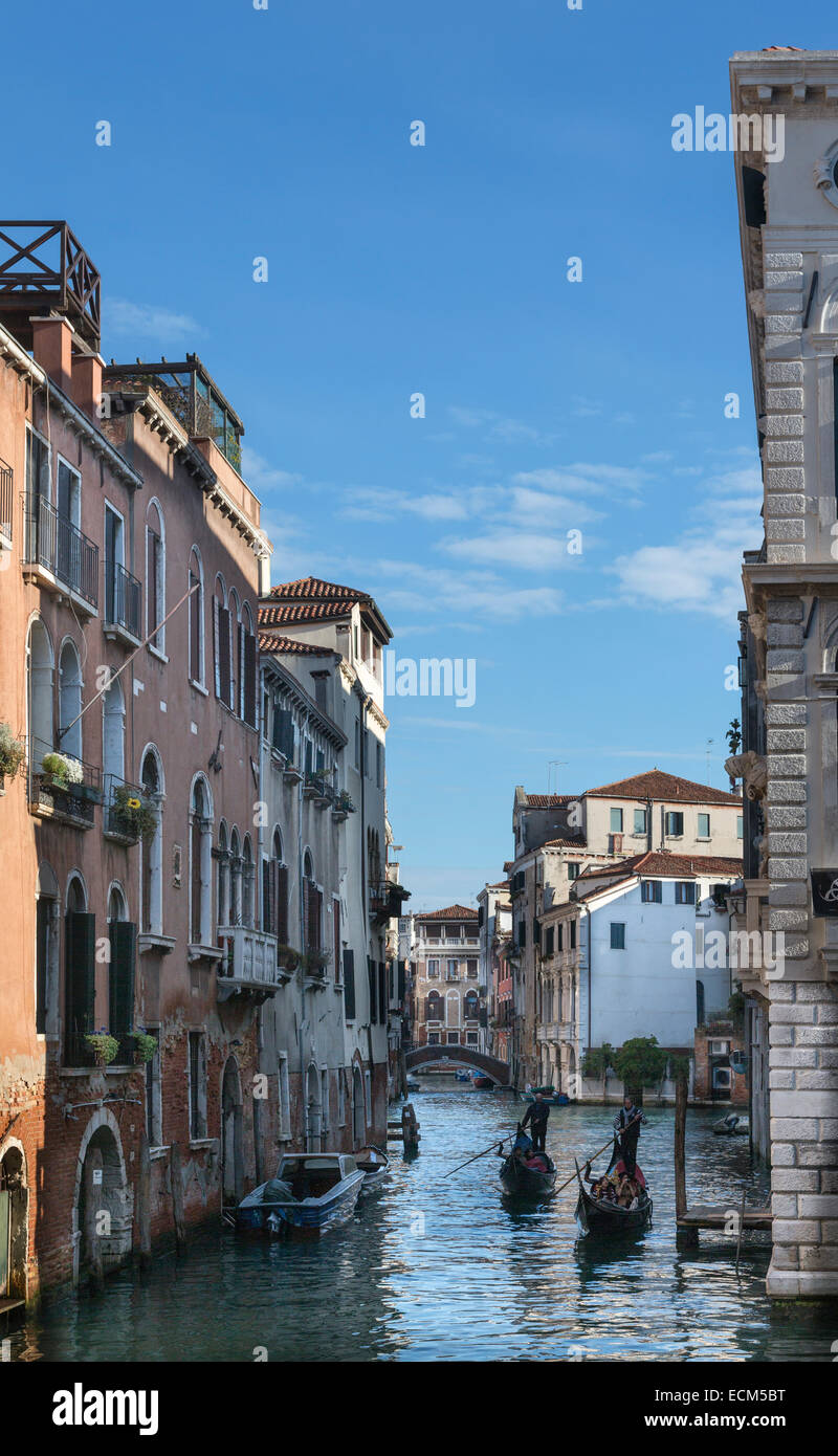 Touristen auf Gondeln in kleinen Kanal, Venedig, Italien Stockfoto