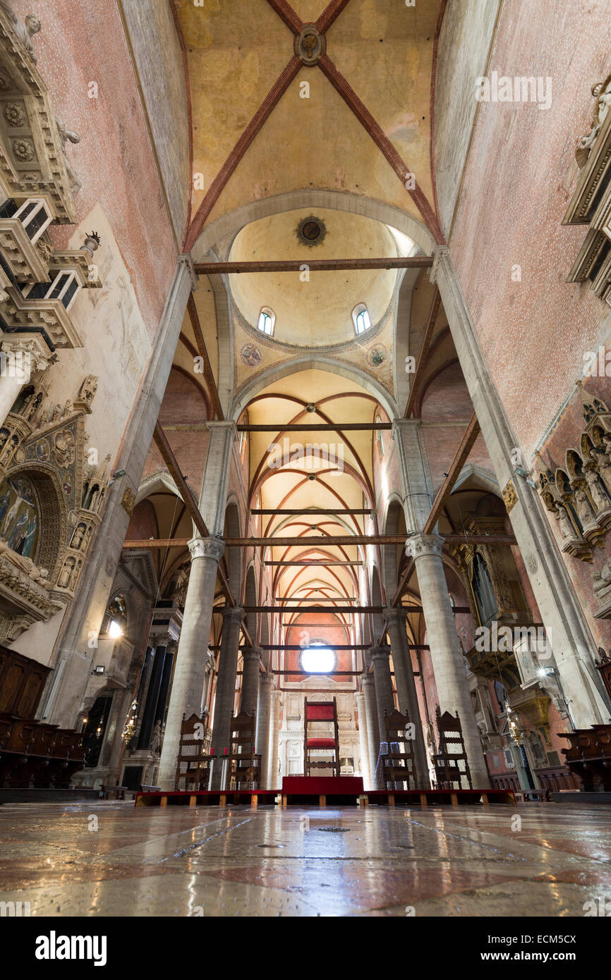 Hauptschiff der Basilika di San Giovanni e Paolo, Venedig, Italien Stockfoto