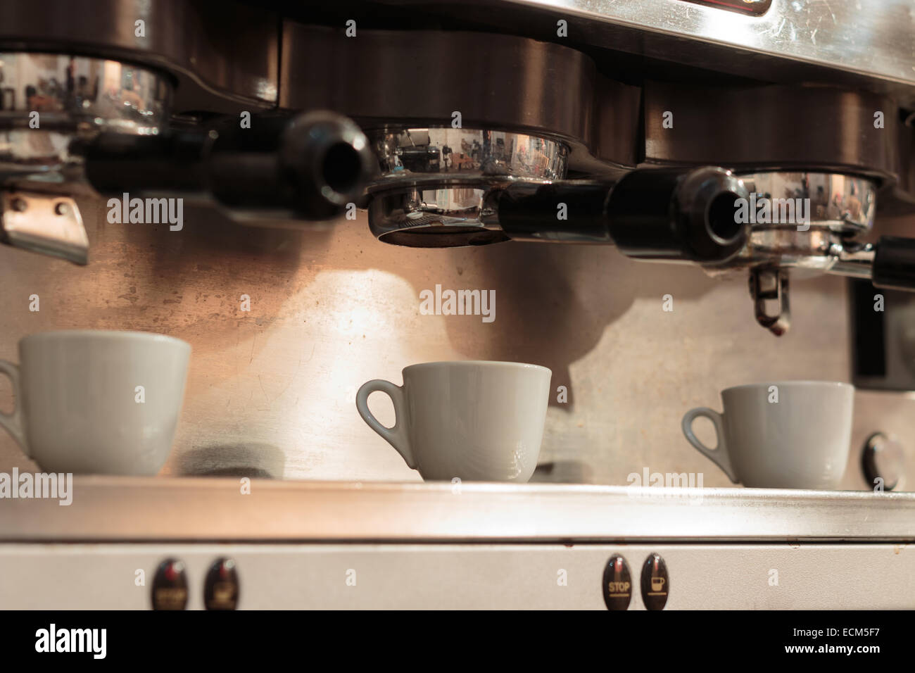 Espresso-Maschine mit Milchkaffee Tassen Stockfoto