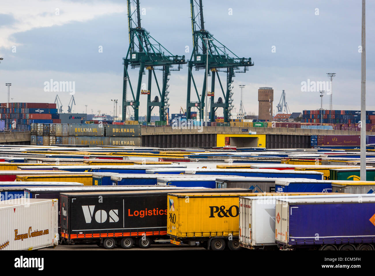 Seehafen, Hafen, Fracht, LKW mit Ladung warten an dem Frachtterminal in Zeebrugge Stockfoto