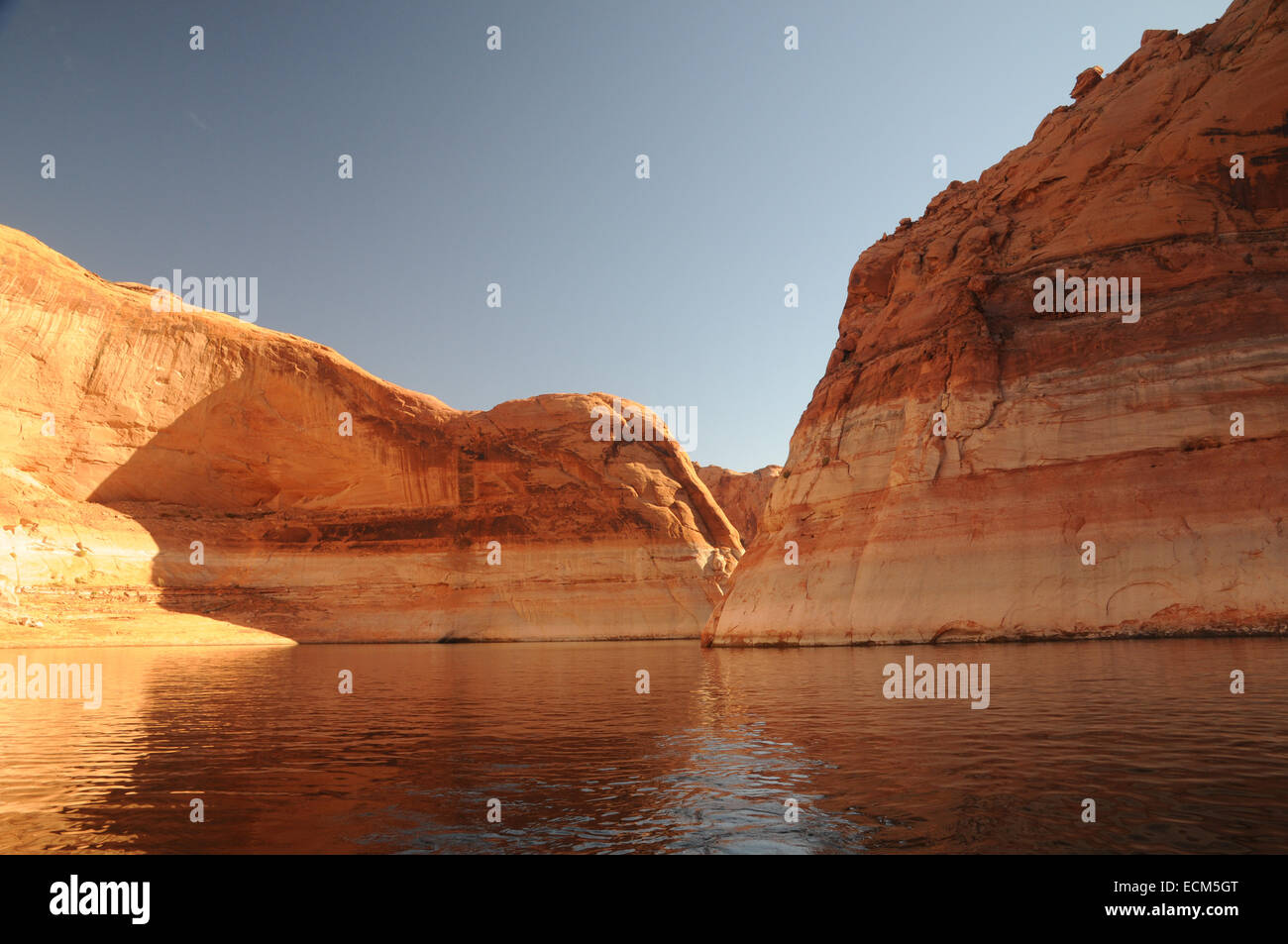 Die riesige Sandsteinmauern umschließt Lake Powell in Utah und Arizona Wüste, die durch eine niedrige Herbstsonne verbessert. Stockfoto