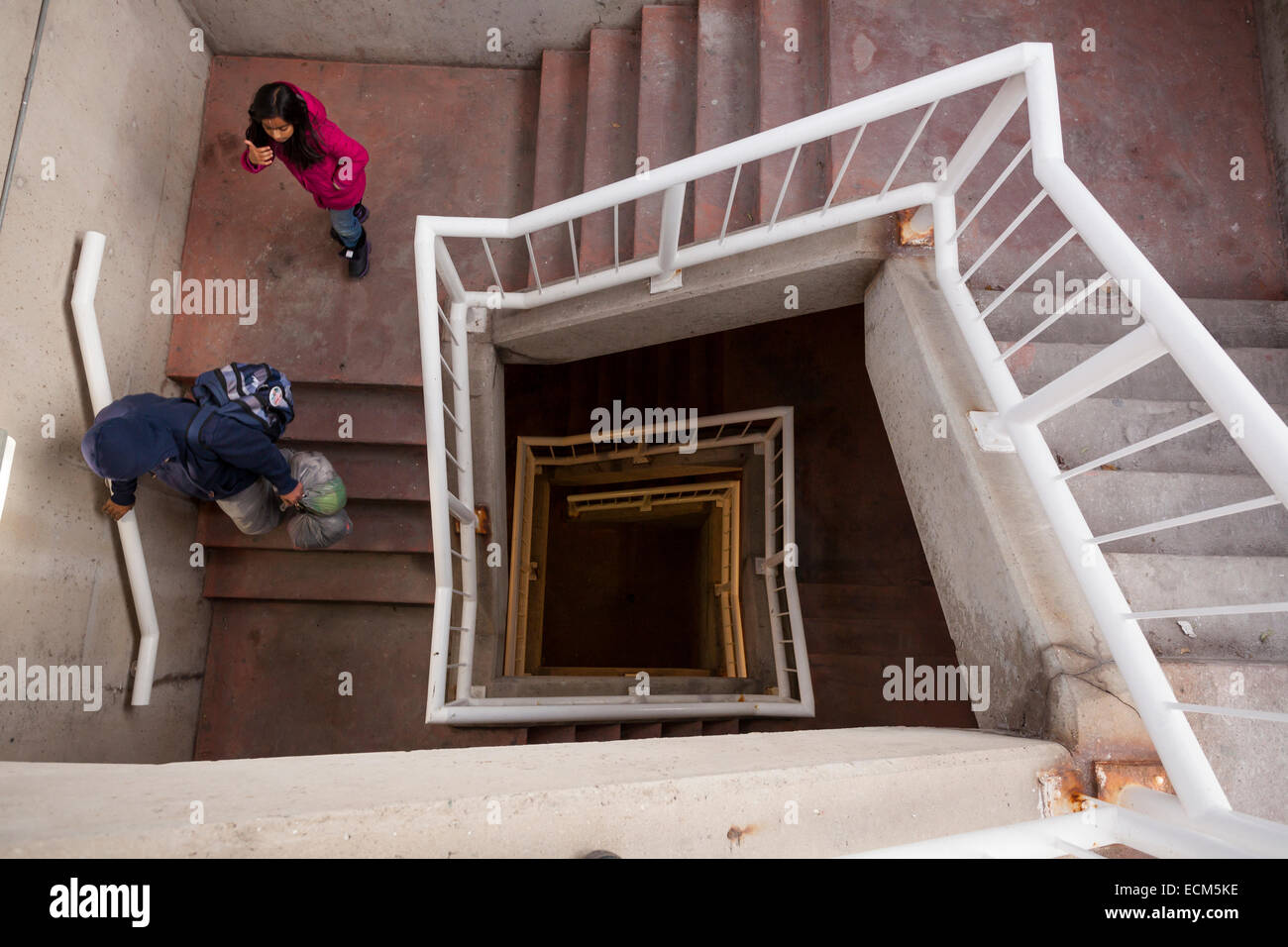 Zwei Personen in der Innenstadt von Brampton, Ontario, Kanada eine Treppe herabsteigend. Stockfoto