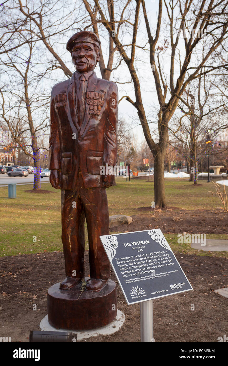 Ein Denkmal, genannt "Der Veteran" nach dem Vorbild Bill Bettridge verzierte Veteranen aus dem zweiten Weltkrieg. Die Innenstadt von Brampton. Stockfoto