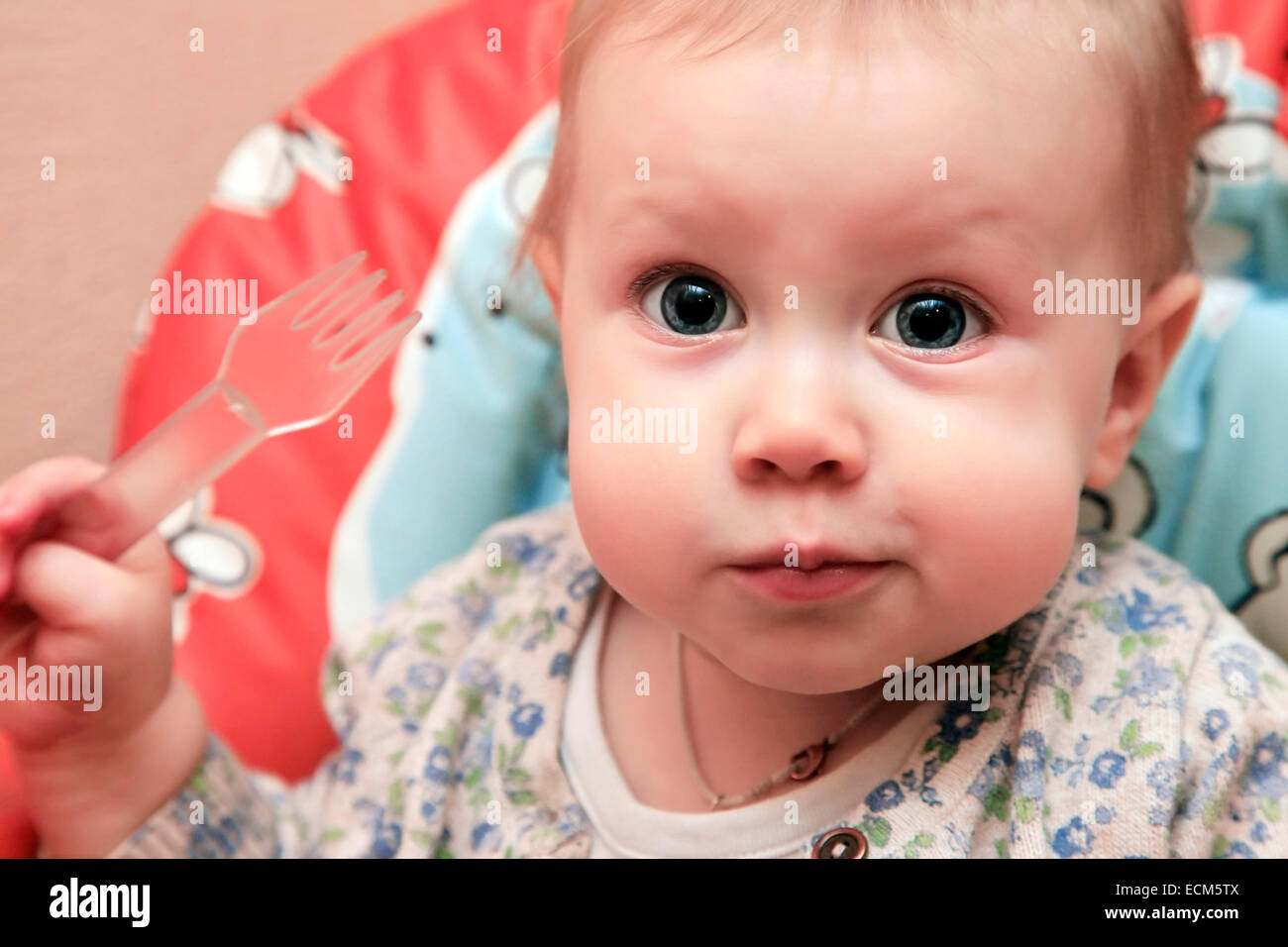 Kleines Mädchen mit Gabel in der hand Stockfoto