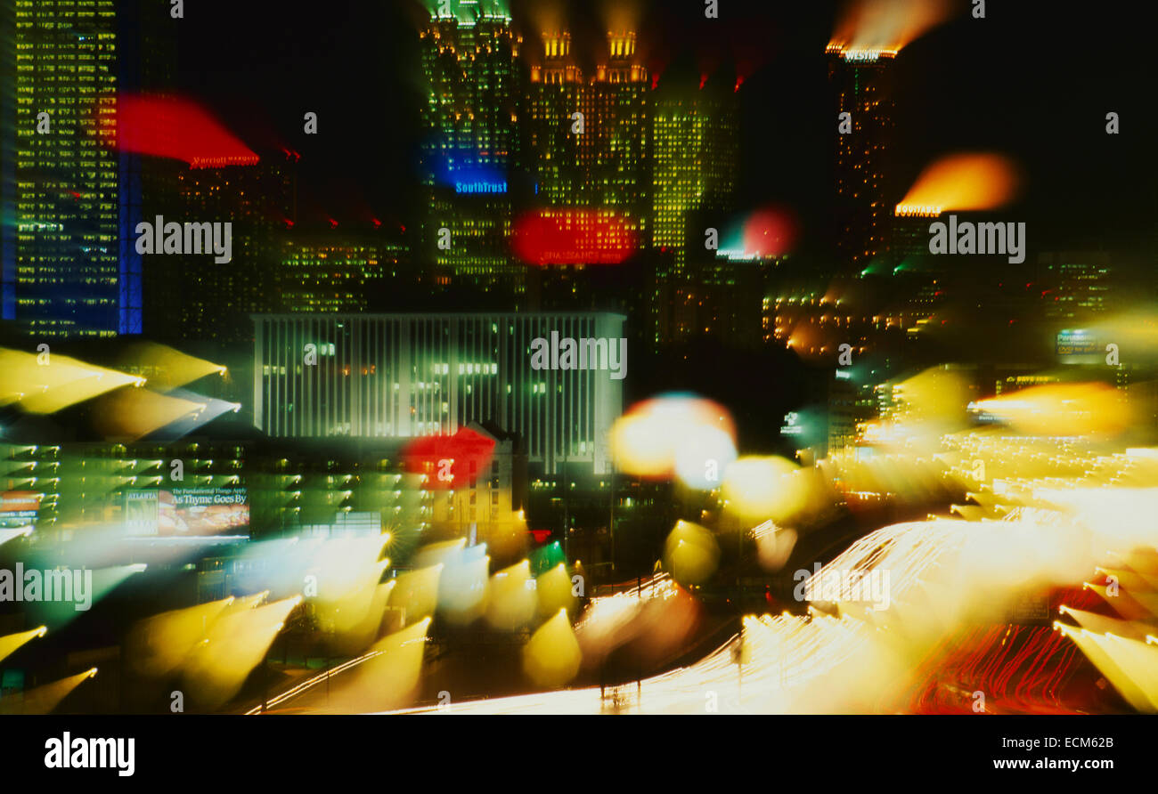 Licht und Farbe Bewegungsunschärfe auf die Skyline von Atlanta Georgia Stockfoto