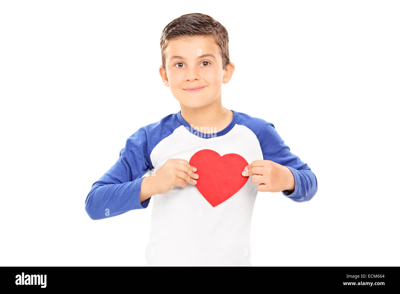 Niedlicher kleine Junge hält ein Herz geformt Pappe auf seiner Brust isoliert auf weißem Hintergrund Stockfoto