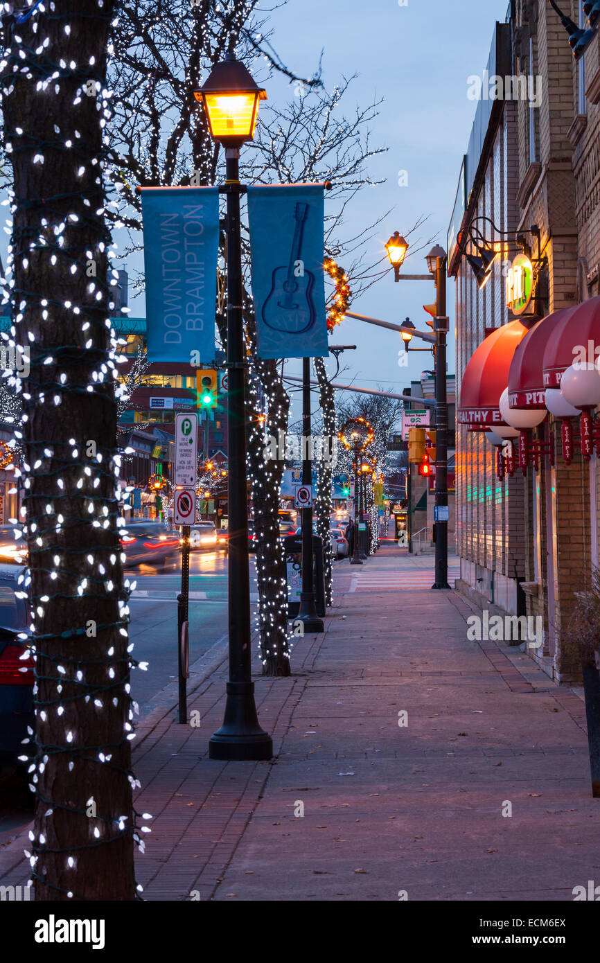 Main Street dekoriert für die Weihnachtszeit in Downtown Brampton, Ontario, Kanada. Stockfoto
