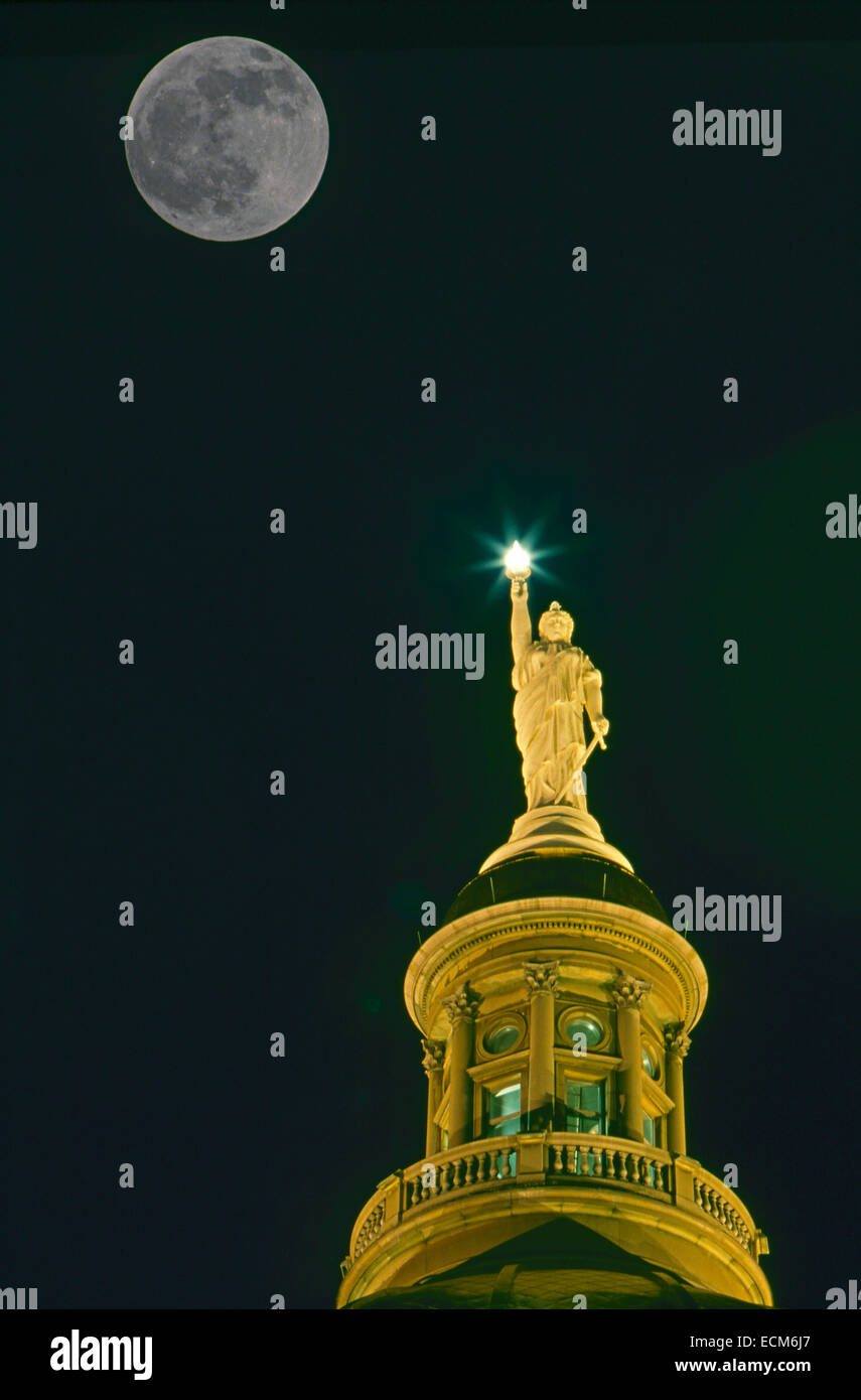 Ein Vollmond steigt über der Georgia State Capitol Kuppel gekrönt von der Statue Miss Freiheit eine leuchtende Fackel hält Stockfoto