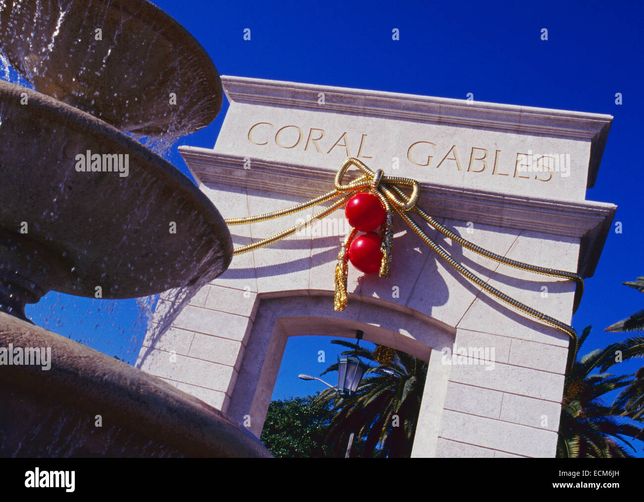 Weihnachtsschmuck auf der "Miracle Mile" Bogen in Coral Gables, Florida. Die Straße ist ein high-End shopping-district in der Nähe von Miami Stockfoto