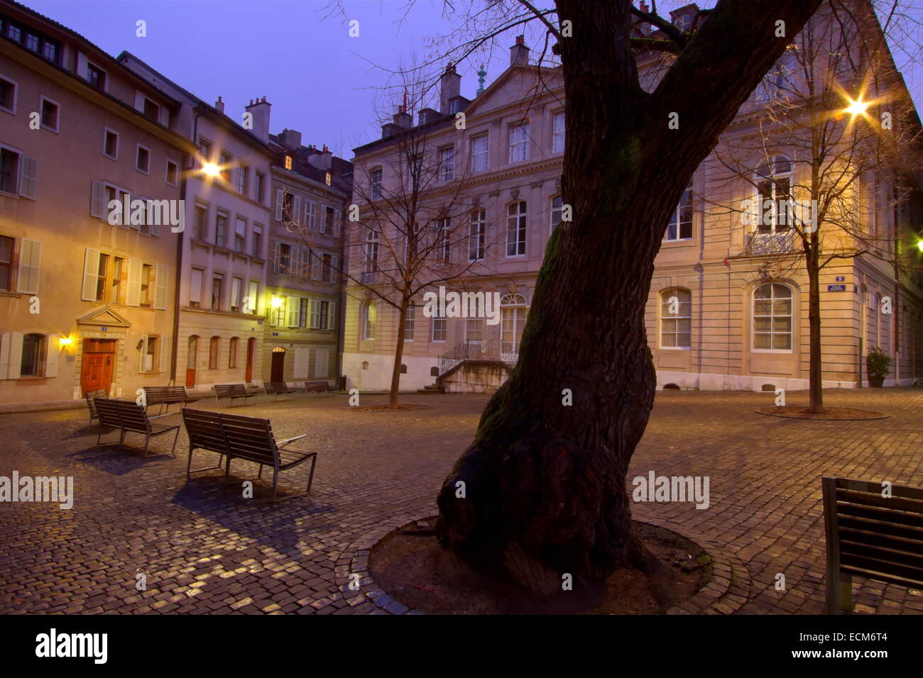 Zeigen Sie auf Bourg Saint-Pierre-Platz nach Sonnenuntergang, alte Stadt in Genf, Schweiz (HDR an) Stockfoto