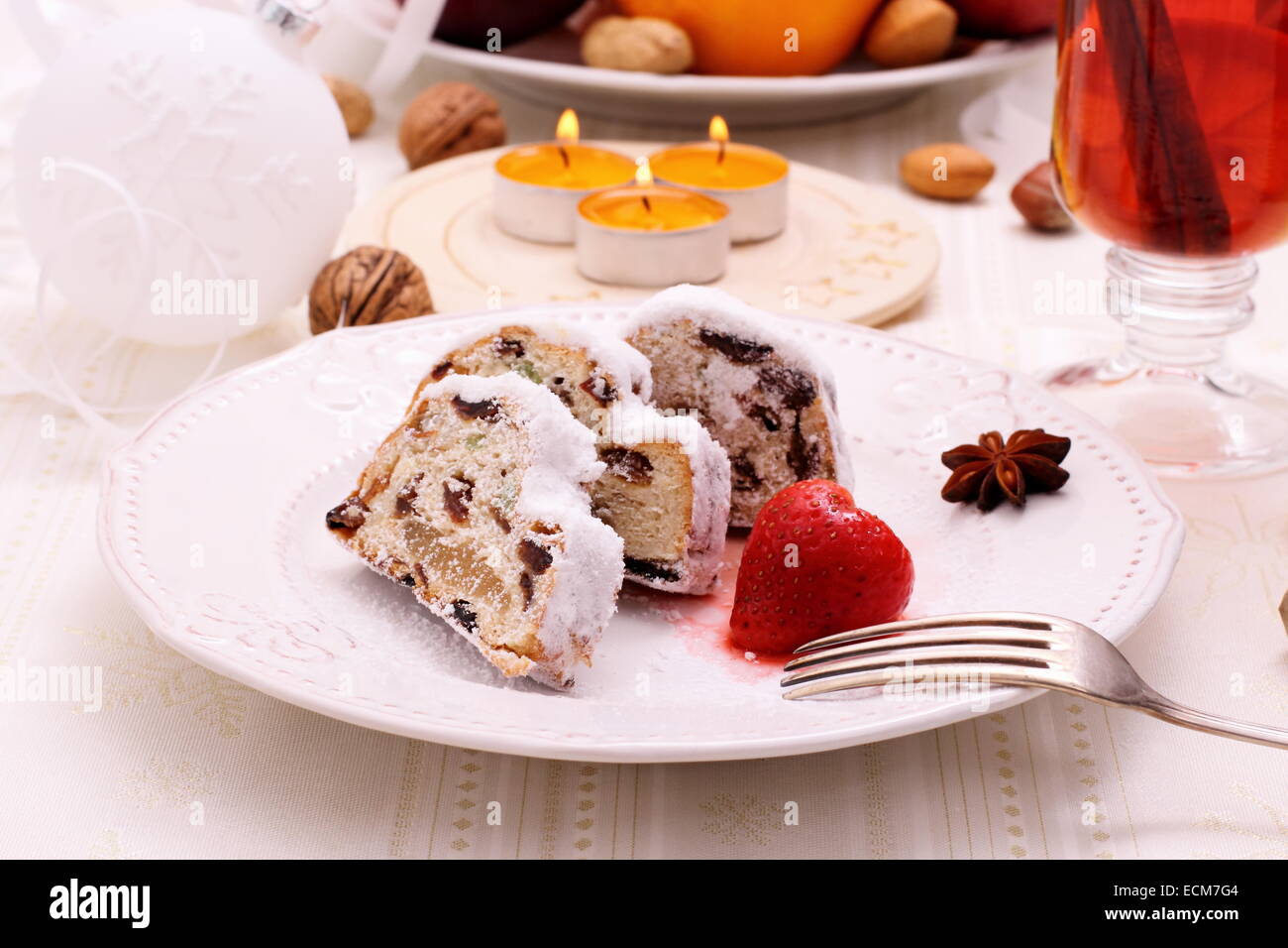 Christstollen Weihnachtsstollen mit Glühwein, Nahaufnahme Stockfoto
