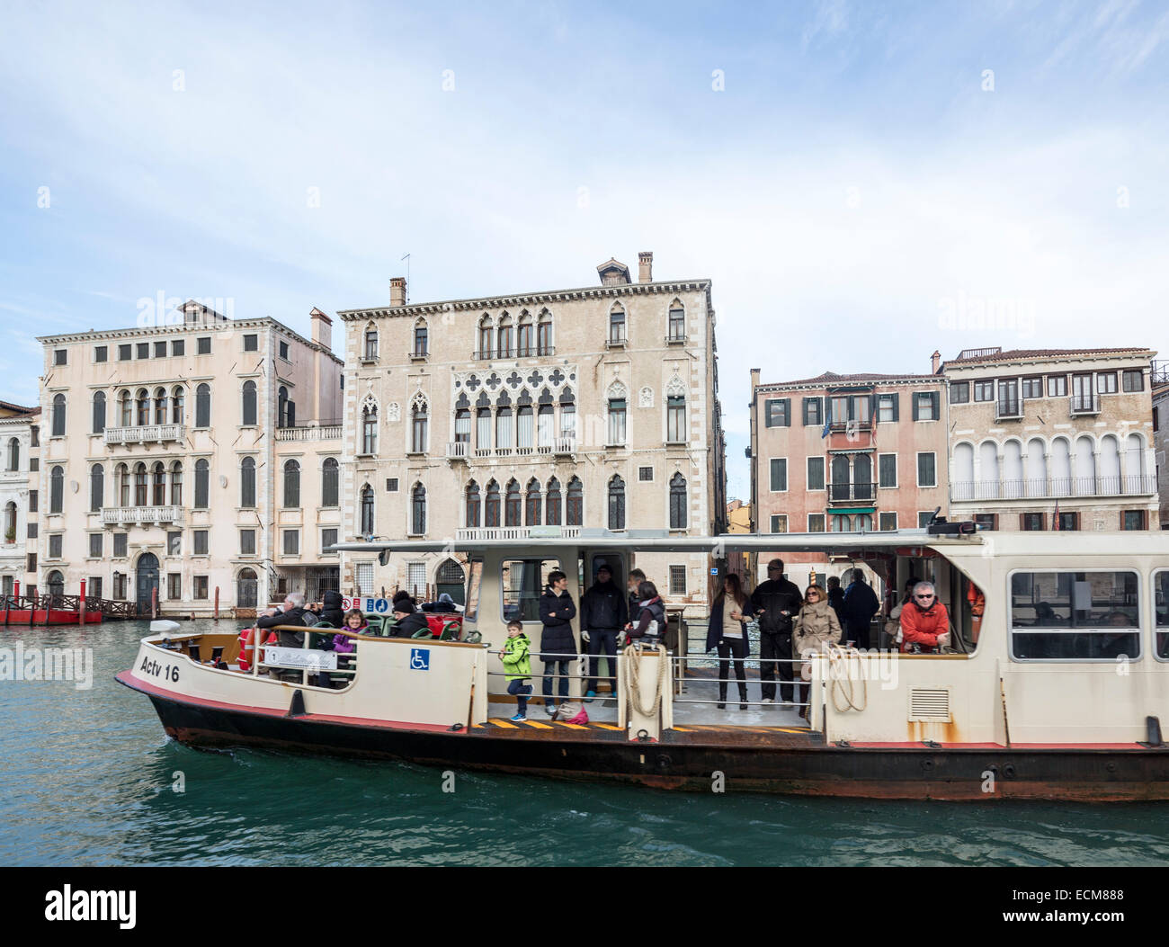 Vaporetto auf dem Canal Grande, Venedig, Italien Stockfoto