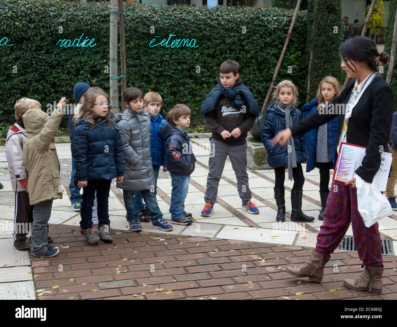 führen Sie mit Kindern bei der Peggy Guggenheim Collection, Venedig, Italien Stockfoto