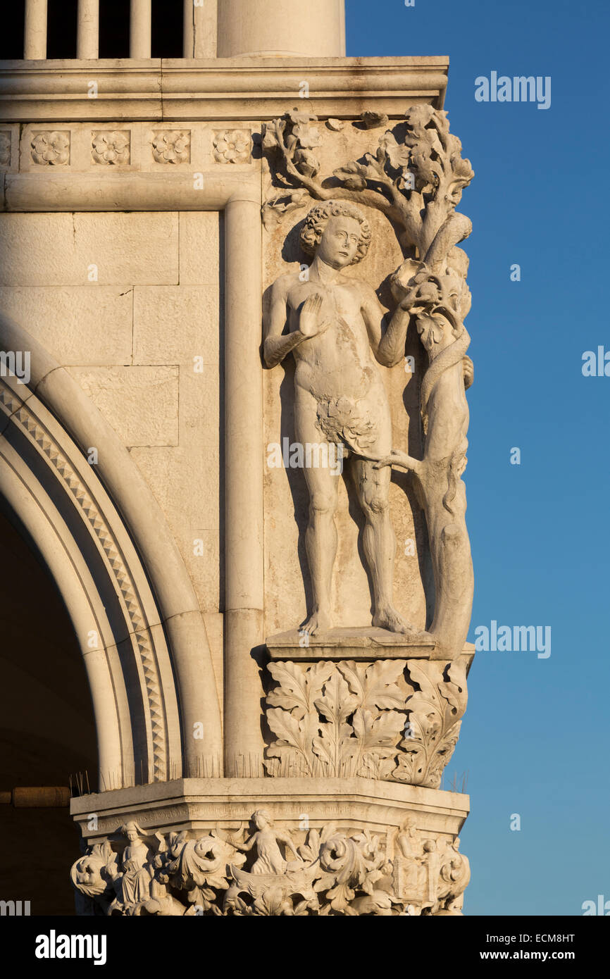 Detail des Schnitzens von Adam, der Doge Palast oder Palazzo Ducale, Venedig, Italien Stockfoto