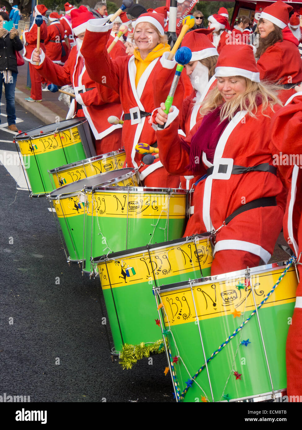 Die Batala Portsmouth Band unterhalten Läufer während der 2014 Portsmouth Santa ausgeführt. Stockfoto