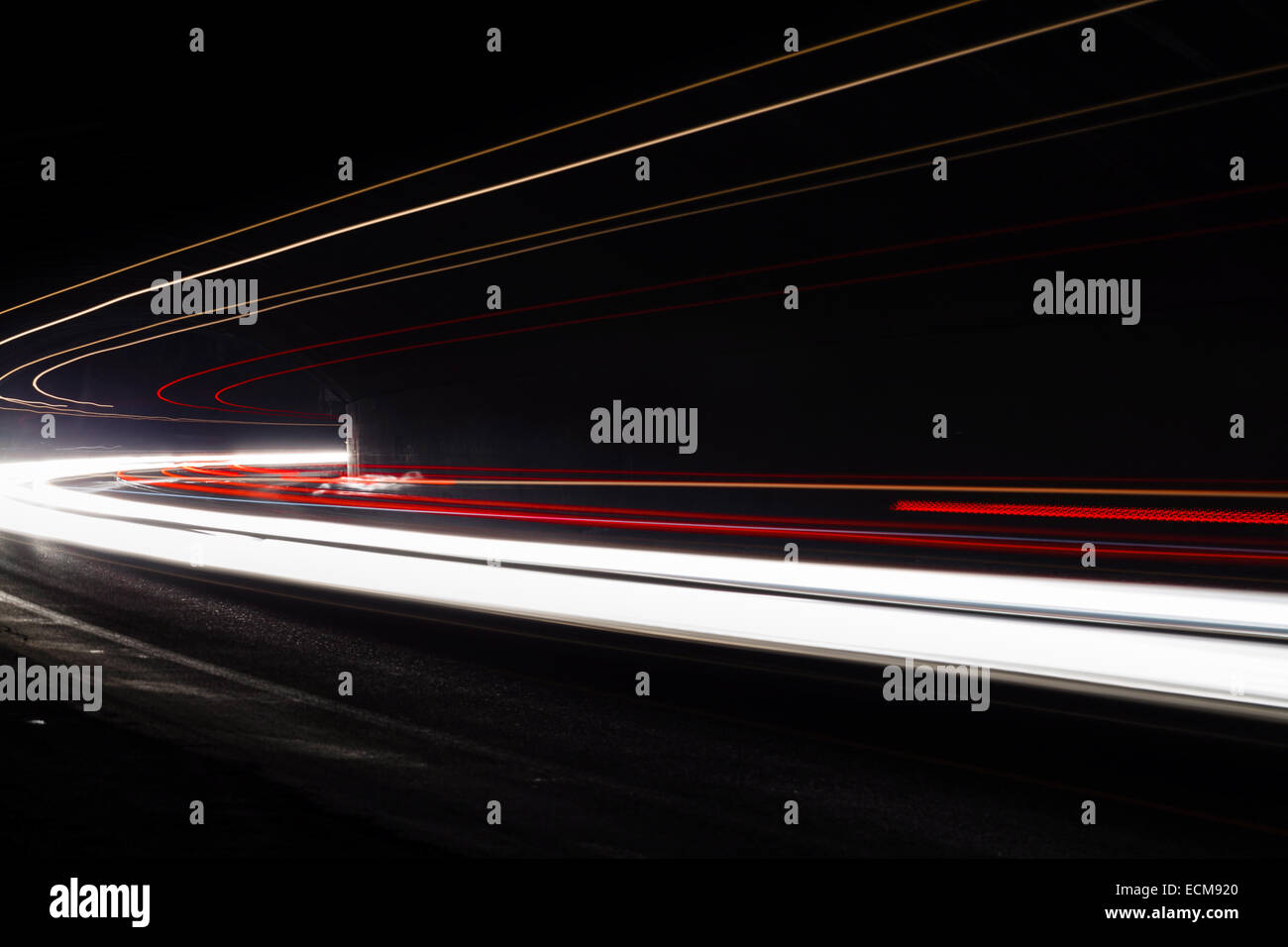 Leichte Traillight Wanderwege im Tunnel. Kunst Bild. Langzeitbelichtung Foto in einem Tunnel. Stockfoto