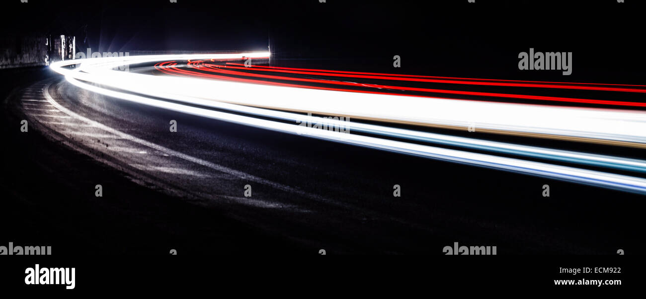 Leichte Traillight Wanderwege im Tunnel. Kunst Bild. Langzeitbelichtung Foto in einem Tunnel. Stockfoto