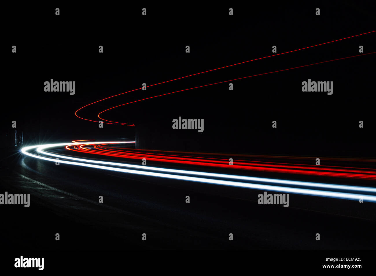 Leichte Traillight Wanderwege im Tunnel. Kunst Bild. Langzeitbelichtung Foto in einem Tunnel. Stockfoto