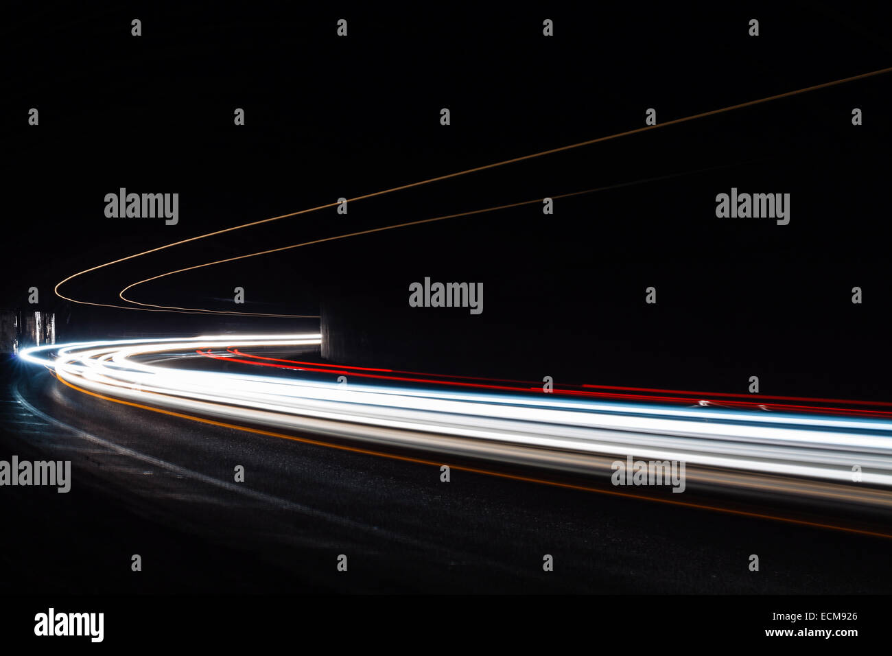 Leichte Traillight Wanderwege im Tunnel. Kunst Bild. Langzeitbelichtung Foto in einem Tunnel. Stockfoto