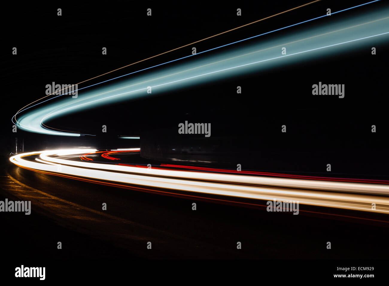 Leichte Traillight Wanderwege im Tunnel. Kunst Bild. Langzeitbelichtung Foto in einem Tunnel. Stockfoto