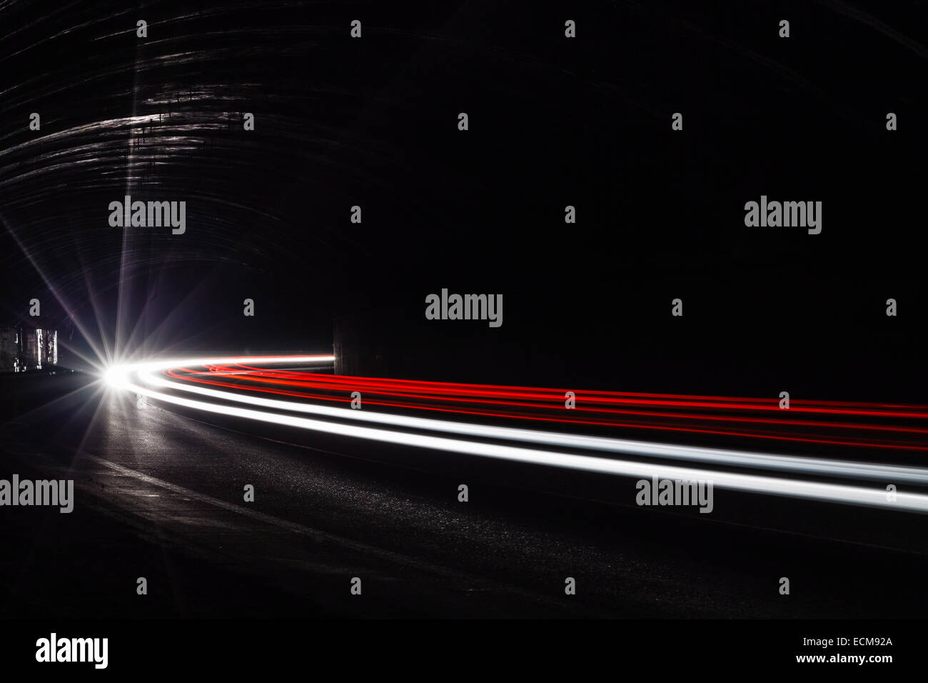 Leichte Traillight Wanderwege im Tunnel. Kunst Bild. Langzeitbelichtung Foto in einem Tunnel. Stockfoto