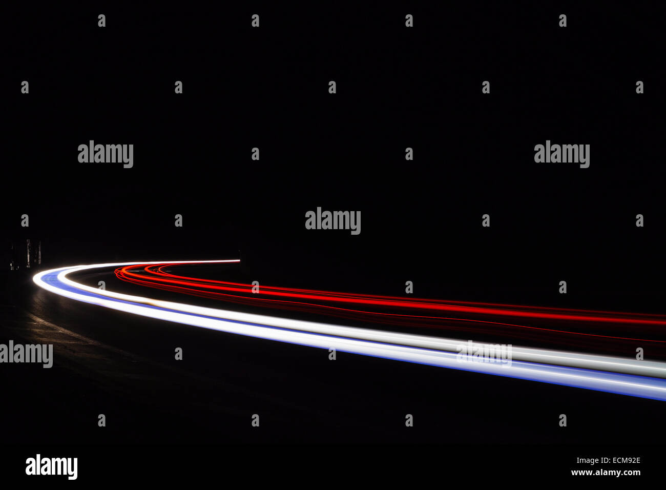 Leichte Traillight Wanderwege im Tunnel. Kunst Bild. Langzeitbelichtung Foto in einem Tunnel. Stockfoto