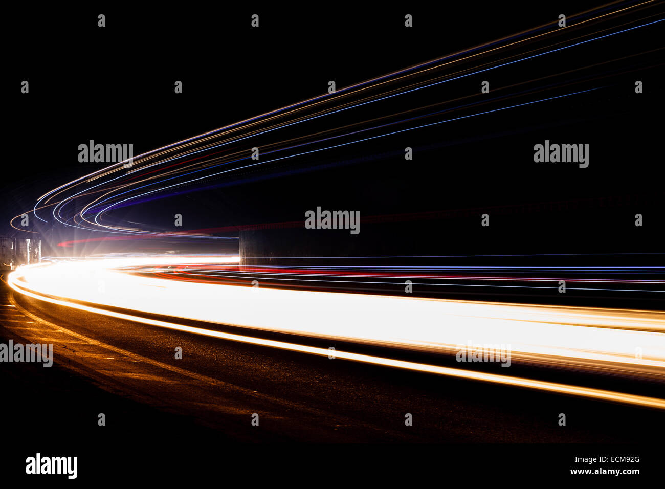 Leichte Traillight Wanderwege im Tunnel. Kunst Bild. Langzeitbelichtung Foto in einem Tunnel. Stockfoto