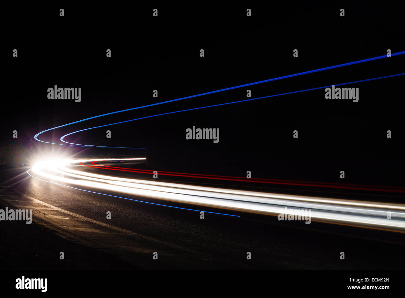 Leichte Traillight Wanderwege im Tunnel. Kunst Bild. Langzeitbelichtung Foto in einem Tunnel. Stockfoto