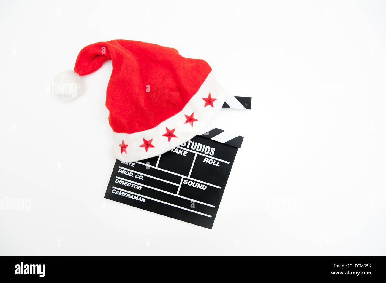 Weihnachtsmann-Mütze auf einem Film Clapper Board isoliert auf weißem Hintergrund Stockfoto