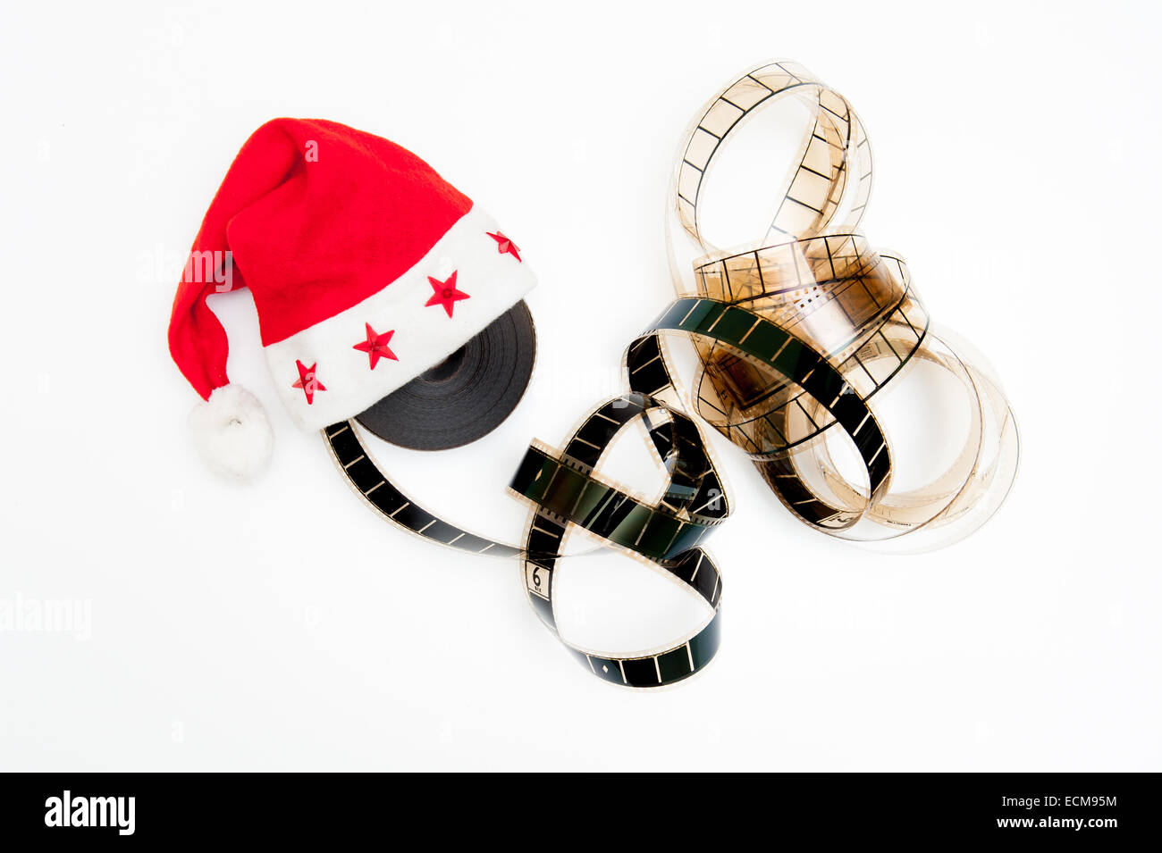 Weihnachtsmann-Mütze auf einer Filmrolle isoliert auf weißem Hintergrund Stockfoto