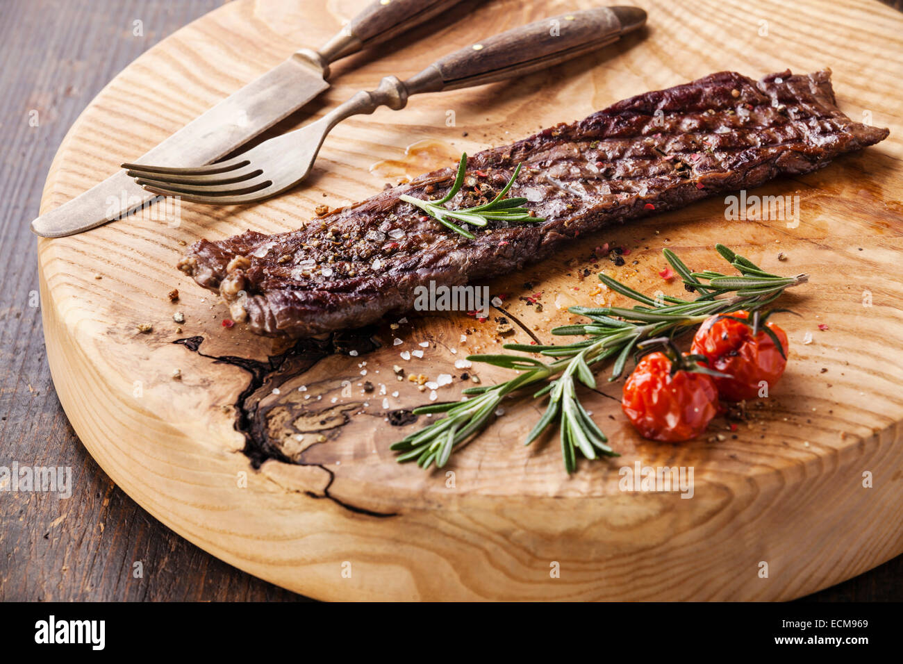 Steak-Machete mit Rosmarin, Salz und Pfeffer auf hölzernen Hintergrund Stockfoto
