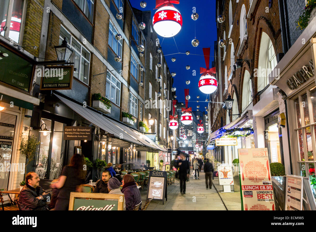 Weihnachtsschmuck In St. Christophers Ort bei Nacht-London-UK Stockfoto