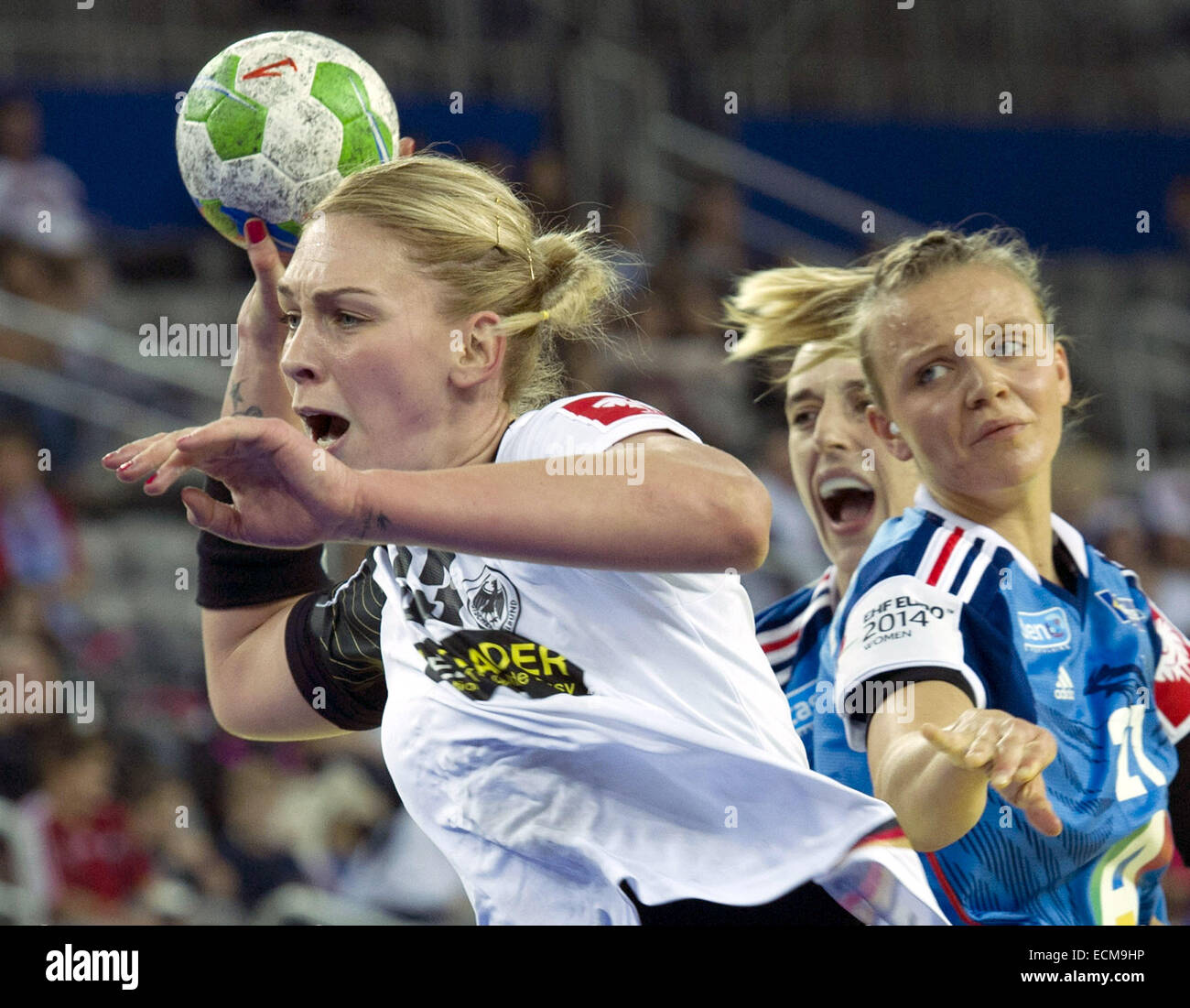 Zagreb, Kroatien. 16. Dezember 2014. Luisa Schulze (L) von Deutschland durchbricht während der Frauen EHF EURO 2014 Handball-Spiel gegen Frankreich in der Arena Zagreb in Zagreb, Kroatien, 16. Dezember 2014. Das Spiel endete in einem 24-24-Unentschieden. © Miso Lisanin/Xinhua/Alamy Live-Nachrichten Stockfoto