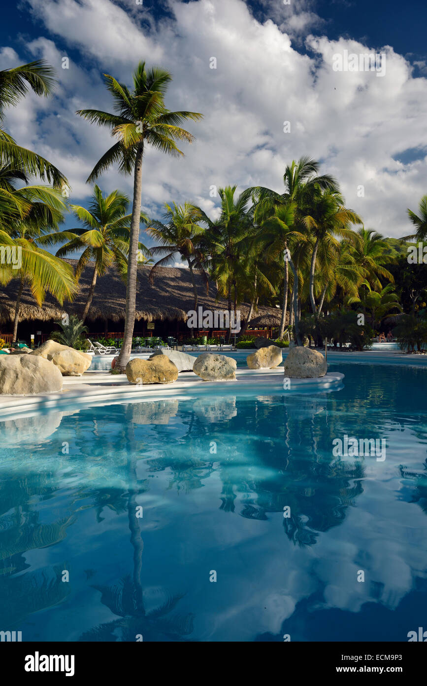 Leeren Swimmingpool und eine Bar mit Kokosnuss-Palmen im Urlaub resort in Puerto Plata Dominikanische Republik Stockfoto