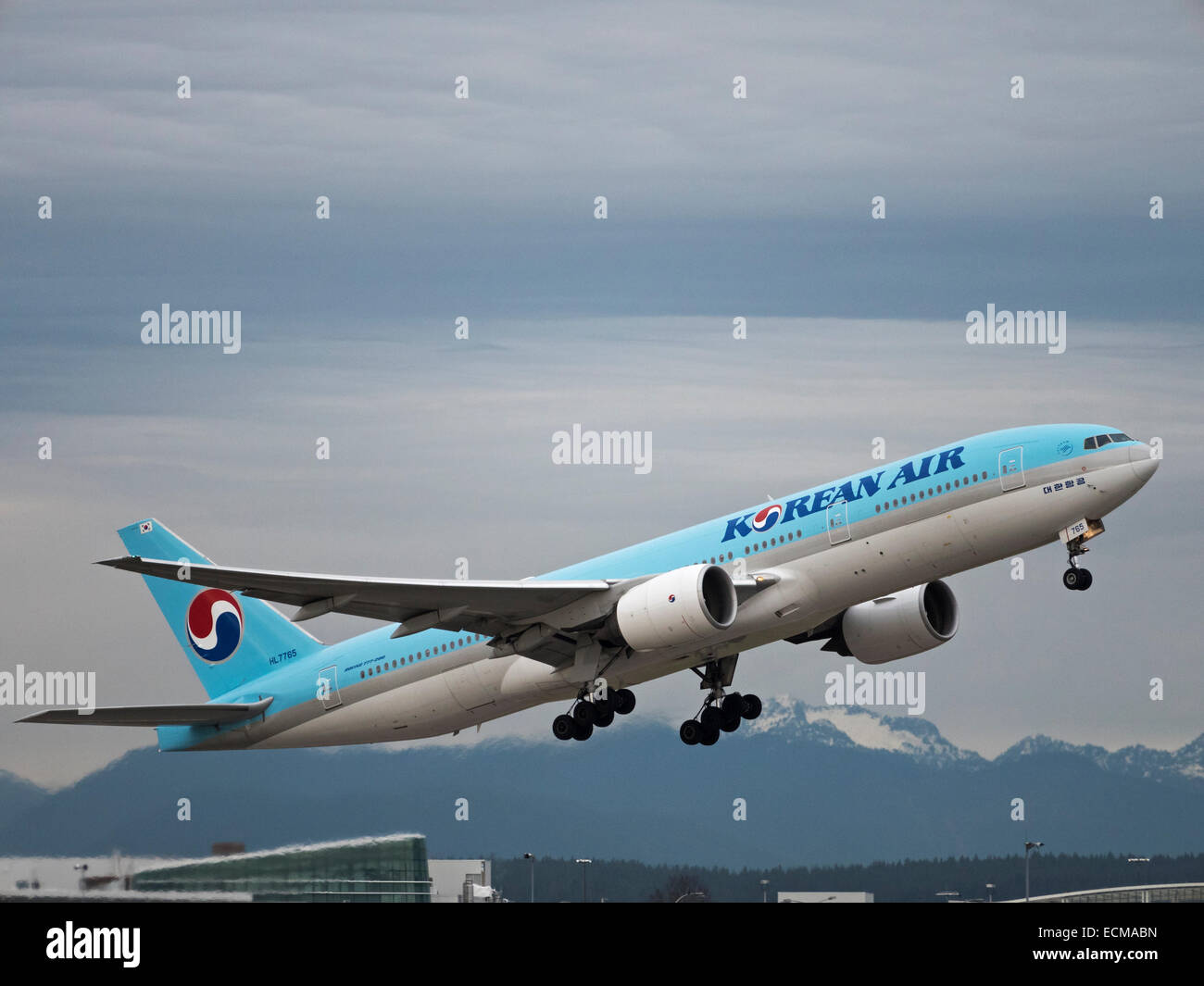 Korean Air Airlines Flugzeug Boeing 777-200ER (HL7765) Verkehrsflugzeug ausziehen Vancouver International Airport Stockfoto