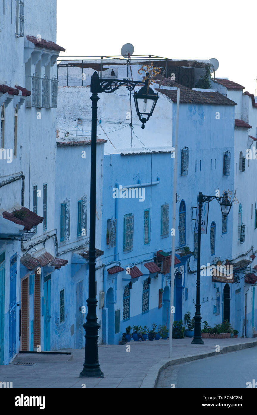 Eine Straße Szene aus Chechaouen, eines der "blauen Städte" in Marokko gefunden. Stockfoto