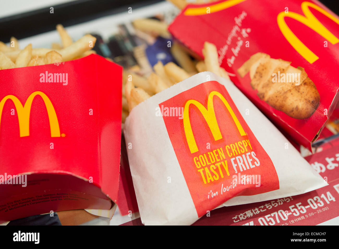 16. Dezember 2014, Tokyo, Japan - sind McDonalds Pommes frites in einem McDonalds Fastfood-Laden in Tokio am 16. Dezember 2014 abgebildet. McDonald's Co. (Japan) sagte, dass es kleine Pommes frites wegen einer Verzögerung bei Einfuhren verursacht durch einen Hafen Arbeiter Streik auf der Westküste der USA verkaufen wollte. (Foto: AFLO) Stockfoto