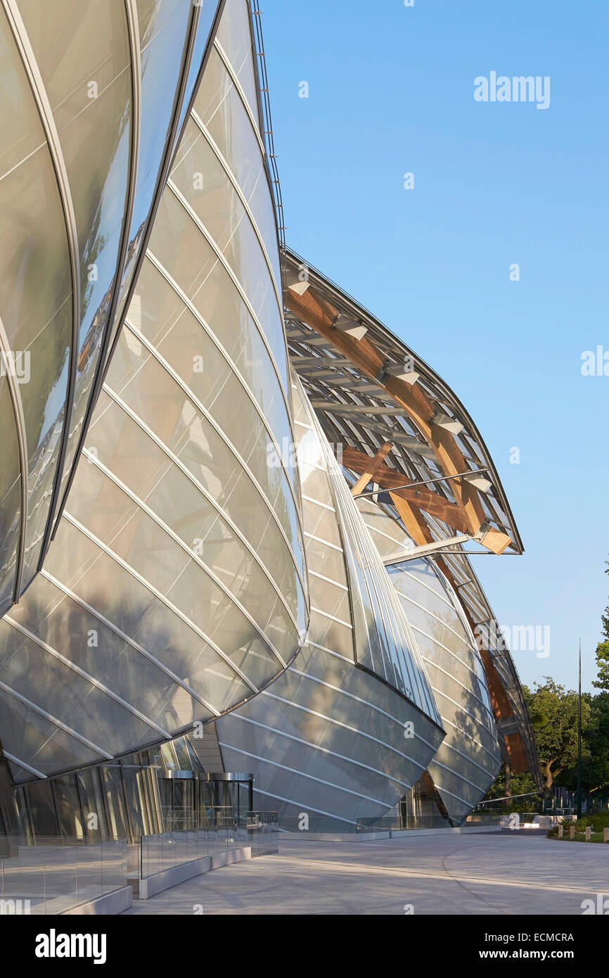 Fondation Louis Vuitton, Paris, Frankreich. Architekt: Gehry Partners LLP, 2014. Höhe der Fassade mit Eingang im Erdgeschoss. Stockfoto