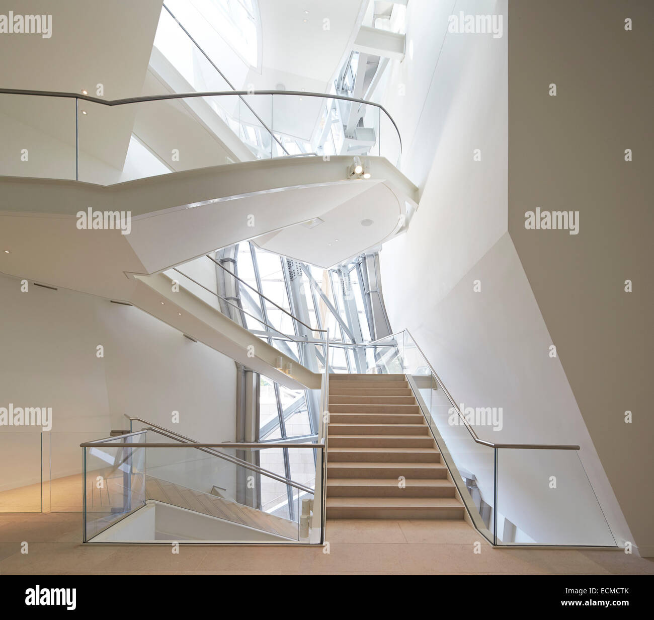 Fondation Louis Vuitton, Paris, Frankreich. Architekt: Gehry Partners LLP, 2014. Innen Treppen. Stockfoto