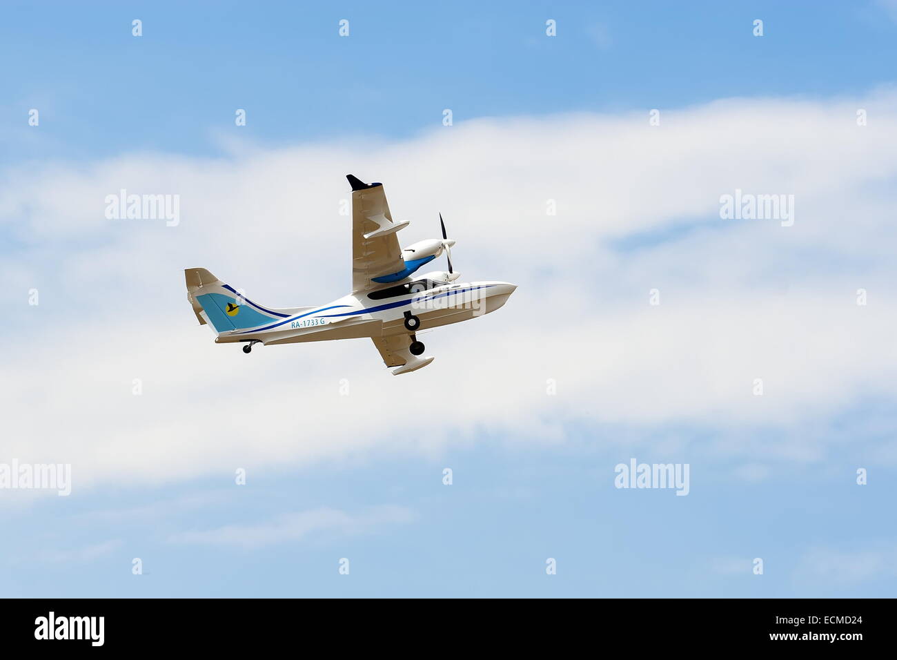 Das Flugzeug fliegt in den Himmel. Stockfoto