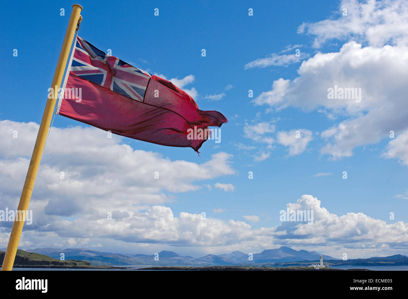 Red Ensign Fahne der britischen Handelsmarine zur Fähre zur Insel Mull aus West Highlands, Oban, Argyll und Bute, Scotland Stockfoto