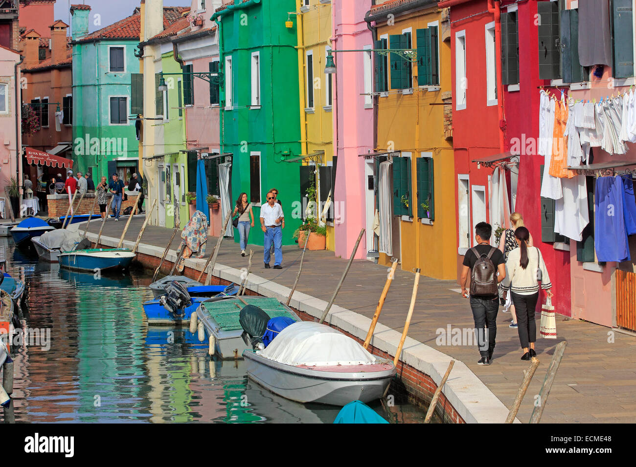 Bunte Häuser entlang der Insel Kanal, Burano, Venedig, Veneto, Italien Stockfoto